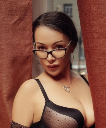 Со мной ты окунешься в мир страсти и наслаждения.💋 Я знаю, как разбудить в тебе все самые сокровенные желания и осуществить их!💥 Я опытная и нежная, всегда готова подарить тебе незабываемый опыт. У меня есть огромный выбор услуг - от классического секса до экспериментов в постели.🔥 Возможно, тебе будет интересно узнать, что мои клиенты обожают мои медовые губы и стройные ножки.🍯💃 Я живу в Москве, готова принять тебя в своей уютной квартире или приехать к тебе. Посмотри мои фото и не упусти шанс испытать незабываемый вечер со мной!💫 Наталья